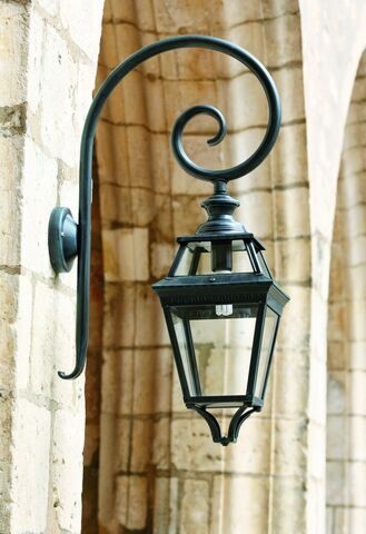 Place des Vosges 03.03. | große Wandleuchte mit Bischofsstab von Roger Pradier